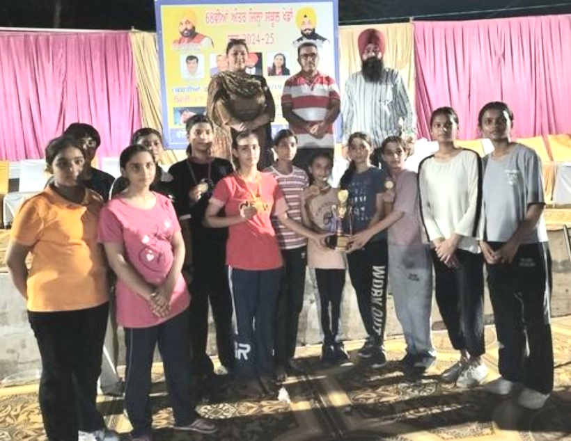 In the 68th Inter-District School Games, students of Hoshiarpur won 11 medals by unfurling flags.